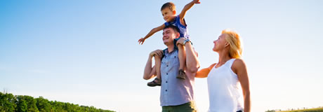 Bildmotiv: junge Familie mit Kind