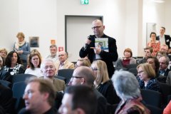 Teilnehmer und Teilnehmerinnen in der Diskussion